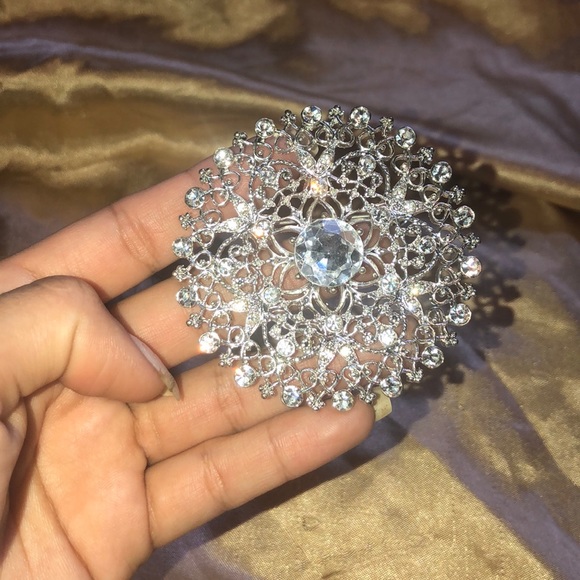 circular vintage pin with rhinestones - Picture 1 of 4